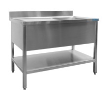 Iekauss ar 1 baseinu, labā puse - 700 mm dziļums, 1800 mm platumā.