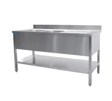 Iekšējie izlieti ar diviem traukiem, kreisā pusē - 700 mm dziļi, 1400 mm platība